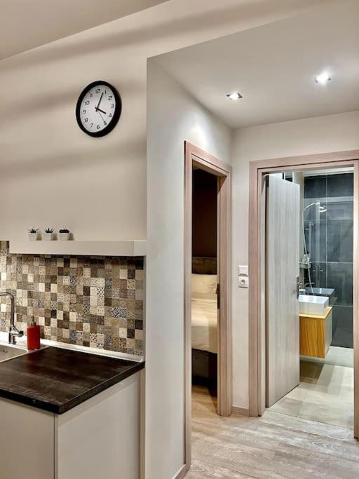Lovely 1-Bedroom 2 Minutes From Beach أثينا المظهر الخارجي الصورة