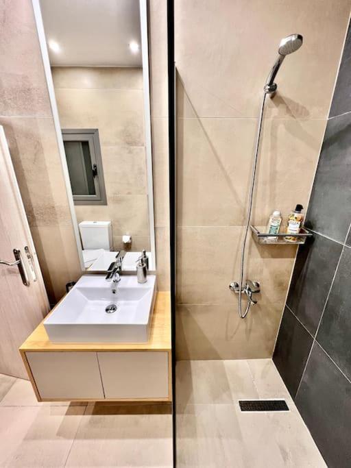 Lovely 1-Bedroom 2 Minutes From Beach أثينا المظهر الخارجي الصورة