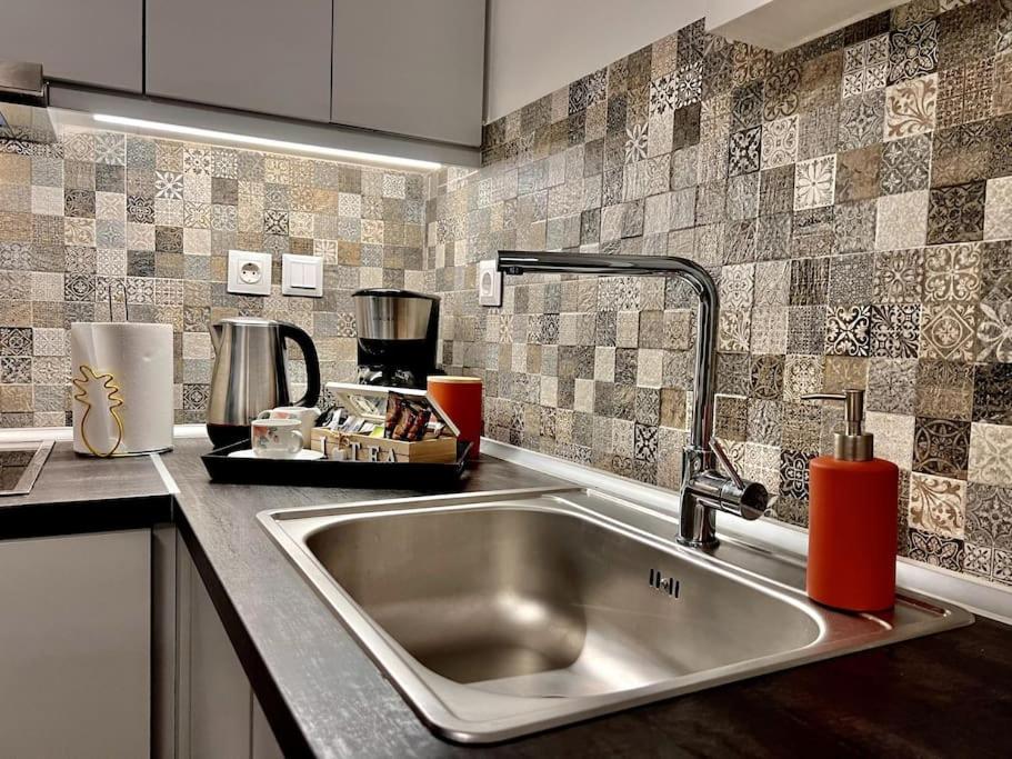 Lovely 1-Bedroom 2 Minutes From Beach أثينا المظهر الخارجي الصورة