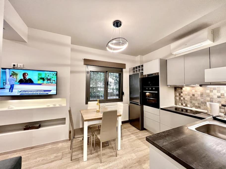 Lovely 1-Bedroom 2 Minutes From Beach أثينا المظهر الخارجي الصورة