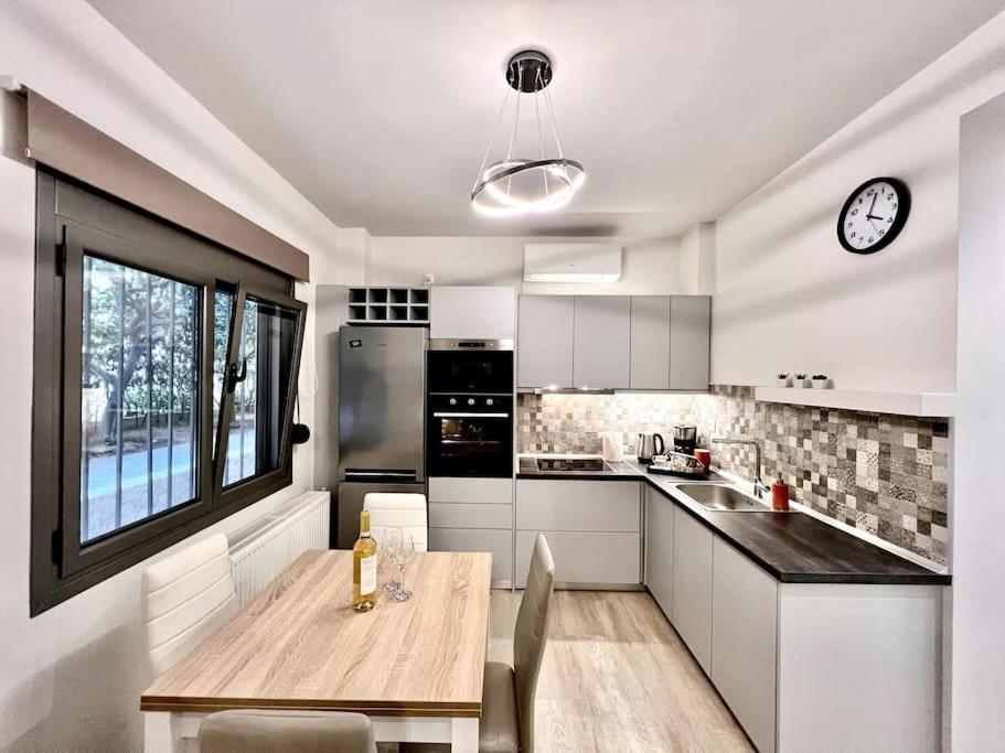 Lovely 1-Bedroom 2 Minutes From Beach أثينا المظهر الخارجي الصورة