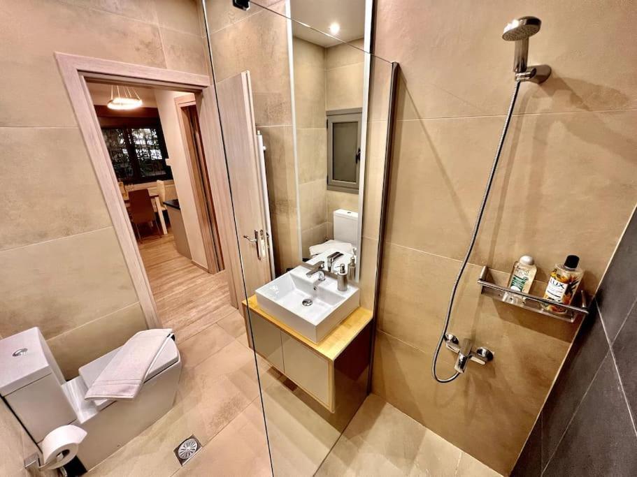 Lovely 1-Bedroom 2 Minutes From Beach أثينا المظهر الخارجي الصورة