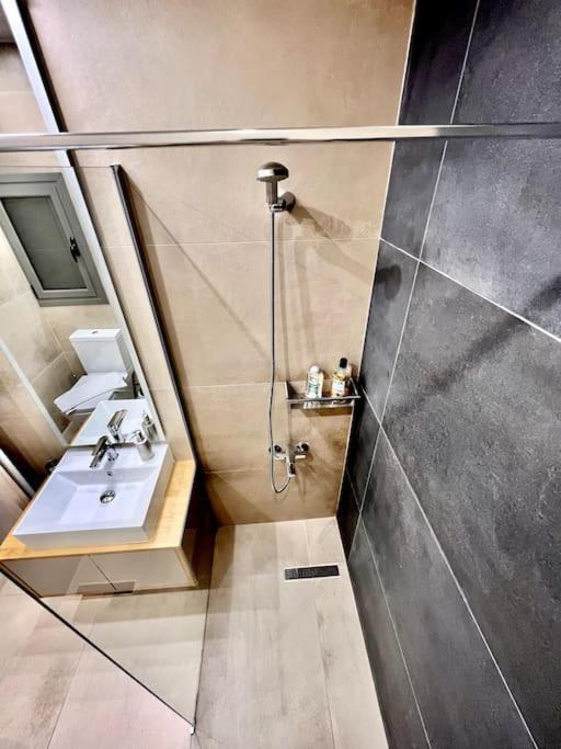 Lovely 1-Bedroom 2 Minutes From Beach أثينا المظهر الخارجي الصورة